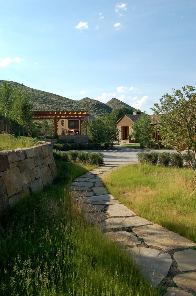 Ejemplo de camino de jardín de estilo de casa de campo con exposición parcial al sol y adoquines de piedra natural