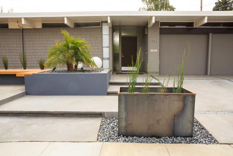 Cette image montre un petit jardin avant minimaliste avec des pavés en béton.