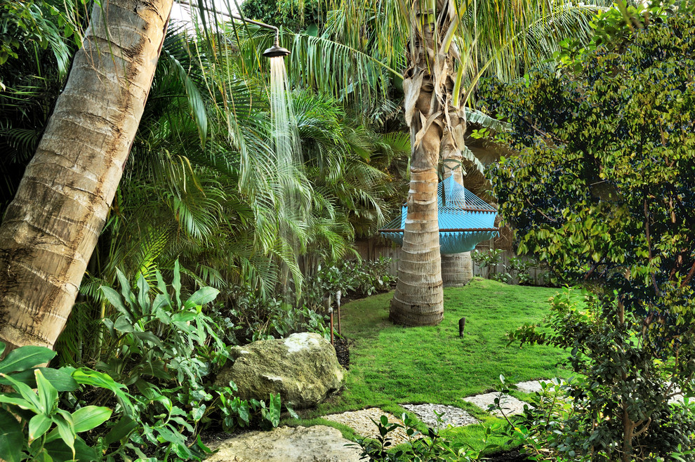 Diseño de jardín tropical en patio trasero