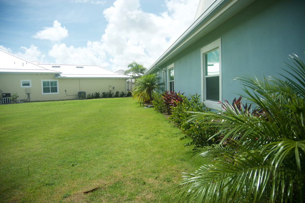 Mittelgroßer Garten neben dem Haus mit direkter Sonneneinstrahlung und Betonboden in Miami