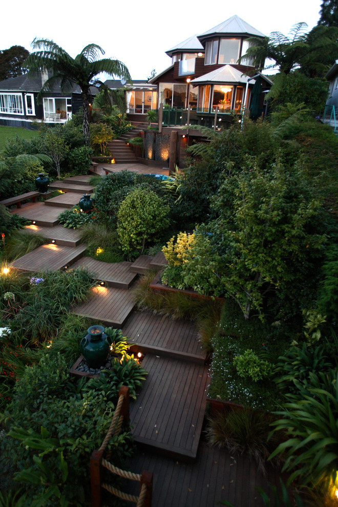 Foto di un ampio giardino minimal esposto a mezz'ombra dietro casa con pedane