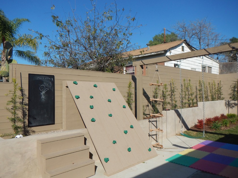 Пример оригинального дизайна: участок и сад среднего размера на боковом дворе в современном стиле с детским городком