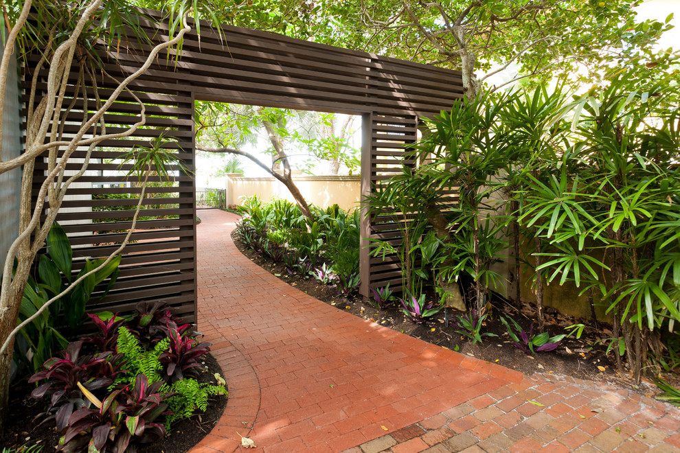 Réalisation d'un jardin vintage avec une exposition ombragée et des pavés en brique.
