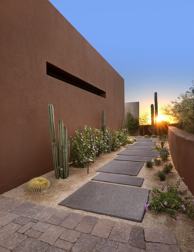 Großer Mediterraner Gartenweg neben dem Haus, im Herbst mit Betonboden und direkter Sonneneinstrahlung in Phoenix