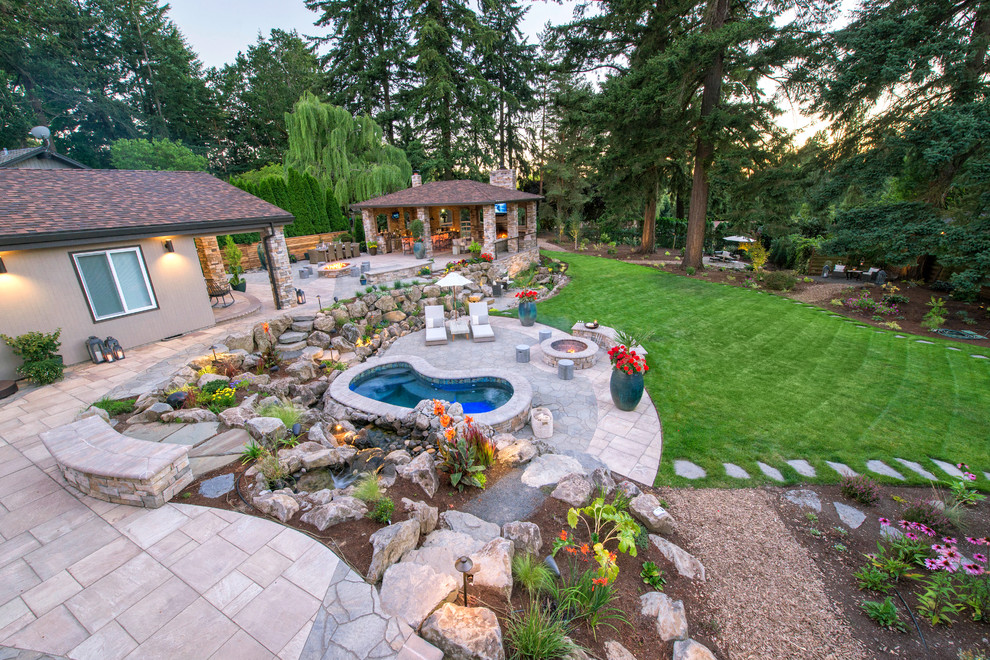 Mittelgroßer Rustikaler Garten im Innenhof im Frühling mit direkter Sonneneinstrahlung und Betonboden in Portland