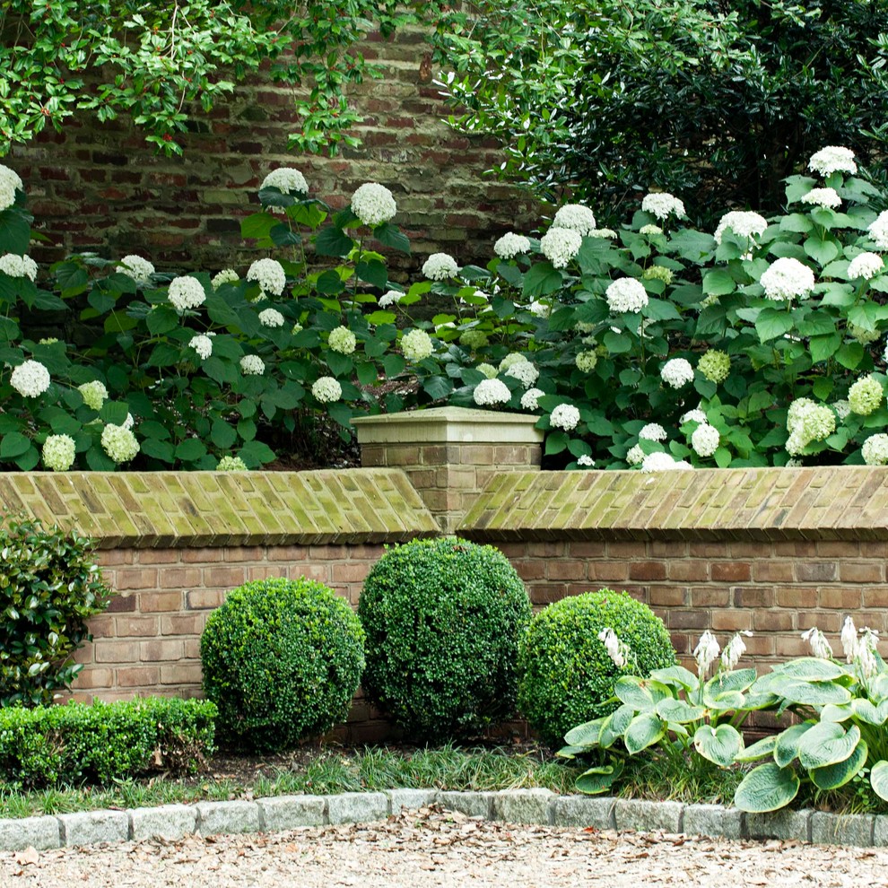 Geräumiger, Schattiger Klassischer Garten mit Auffahrt und Natursteinplatten in Sonstige