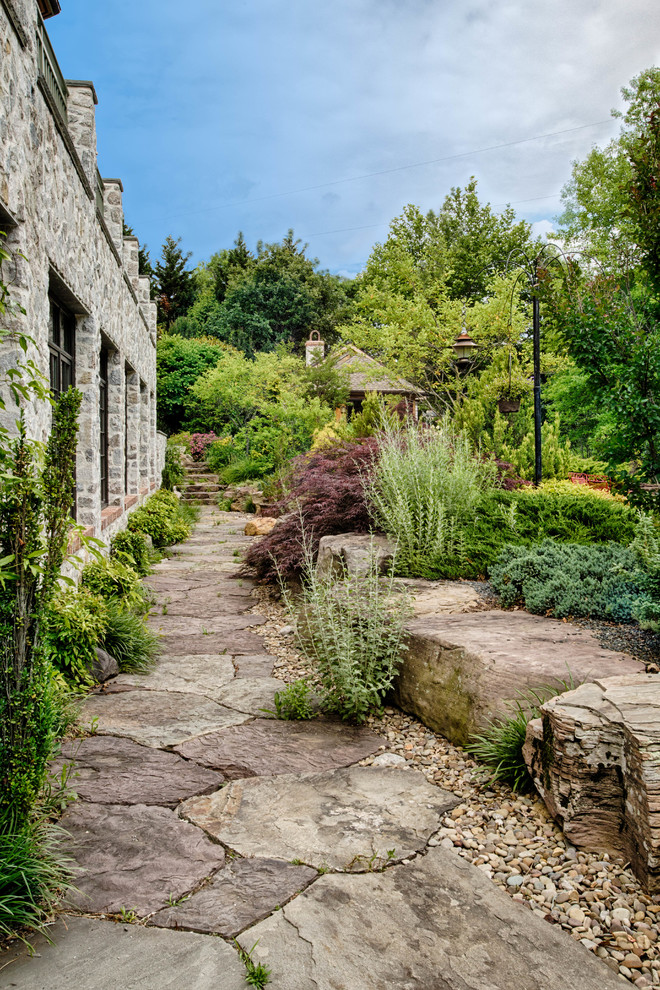 Ispirazione per un grande giardino rustico esposto a mezz'ombra dietro casa con pavimentazioni in pietra naturale