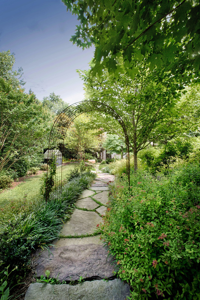 Ispirazione per un grande giardino chic esposto a mezz'ombra dietro casa con un ingresso o sentiero e pavimentazioni in pietra naturale