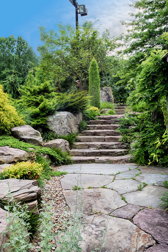Foto di un grande giardino chic esposto a mezz'ombra dietro casa con pavimentazioni in pietra naturale