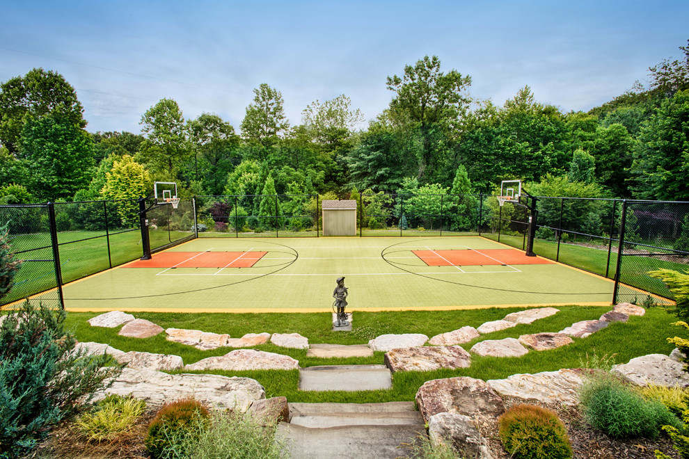 Großer Klassischer Garten im Innenhof mit Sportplatz, direkter Sonneneinstrahlung und Natursteinplatten in Baltimore