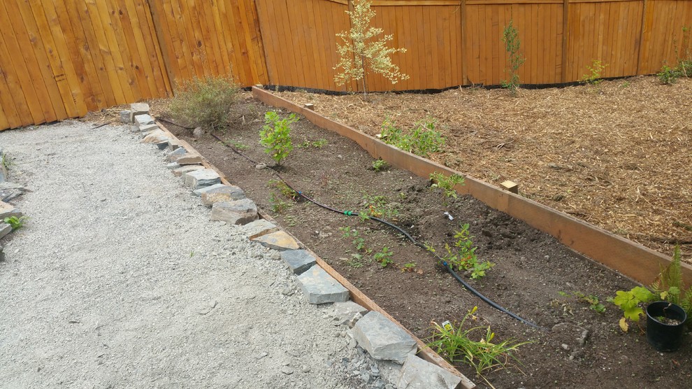 Geometrischer, Mittelgroßer, Halbschattiger Country Gemüsegarten im Sommer, hinter dem Haus mit Natursteinplatten in Seattle