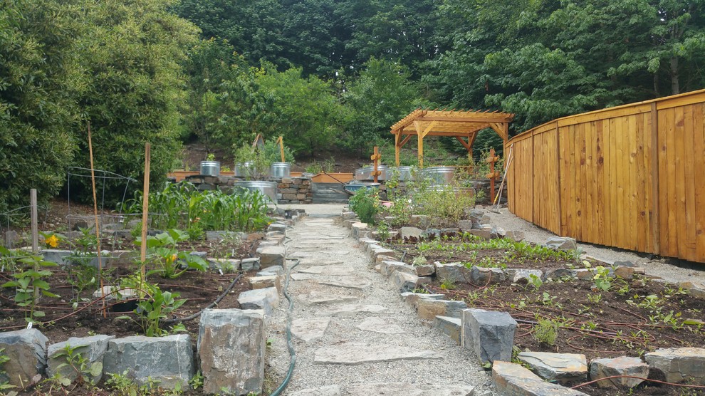 Ispirazione per un giardino country esposto a mezz'ombra di medie dimensioni e dietro casa in estate con pavimentazioni in pietra naturale
