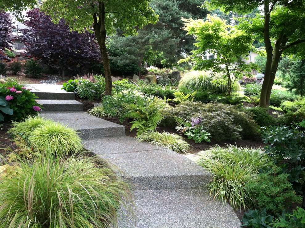 Ispirazione per un giardino stile americano esposto a mezz'ombra di medie dimensioni e dietro casa in primavera con un ingresso o sentiero e graniglia di granito
