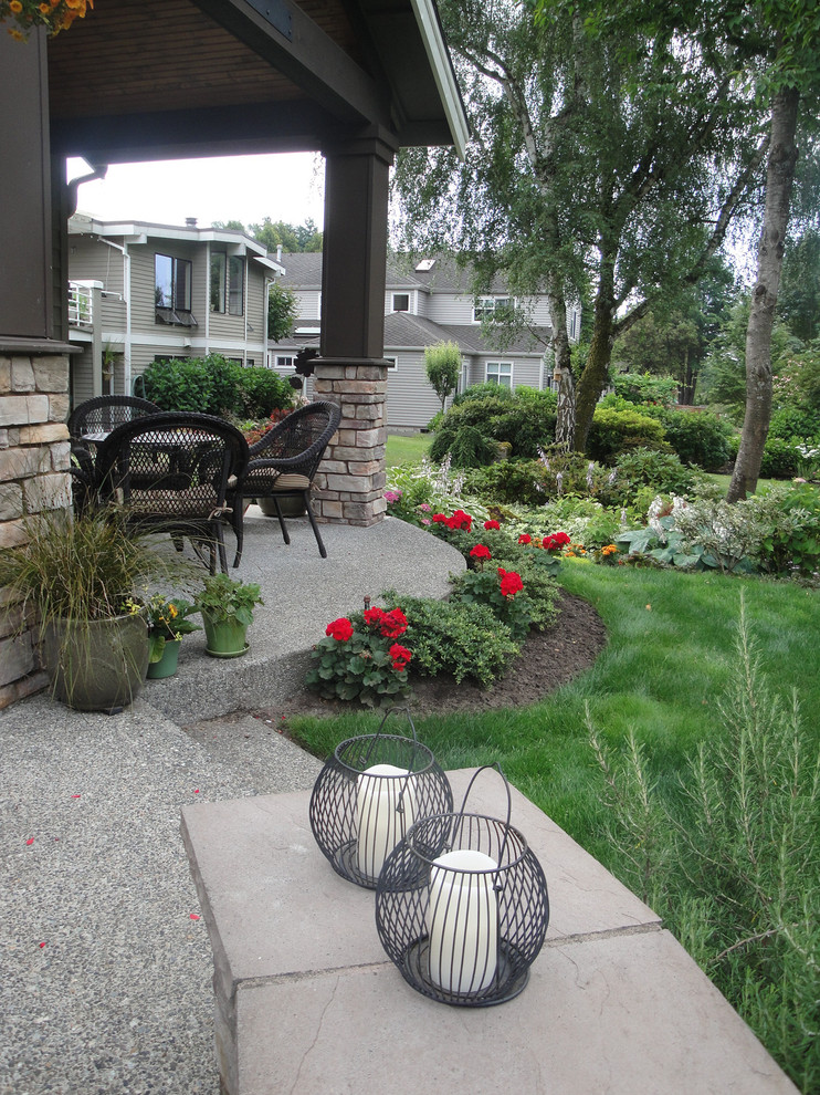 Foto di un giardino american style esposto a mezz'ombra di medie dimensioni e dietro casa in primavera con un ingresso o sentiero e graniglia di granito