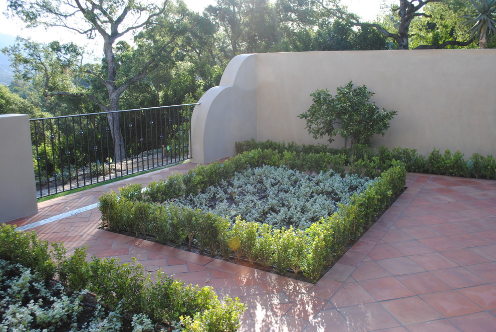 Foto di un giardino classico esposto a mezz'ombra di medie dimensioni e nel cortile laterale