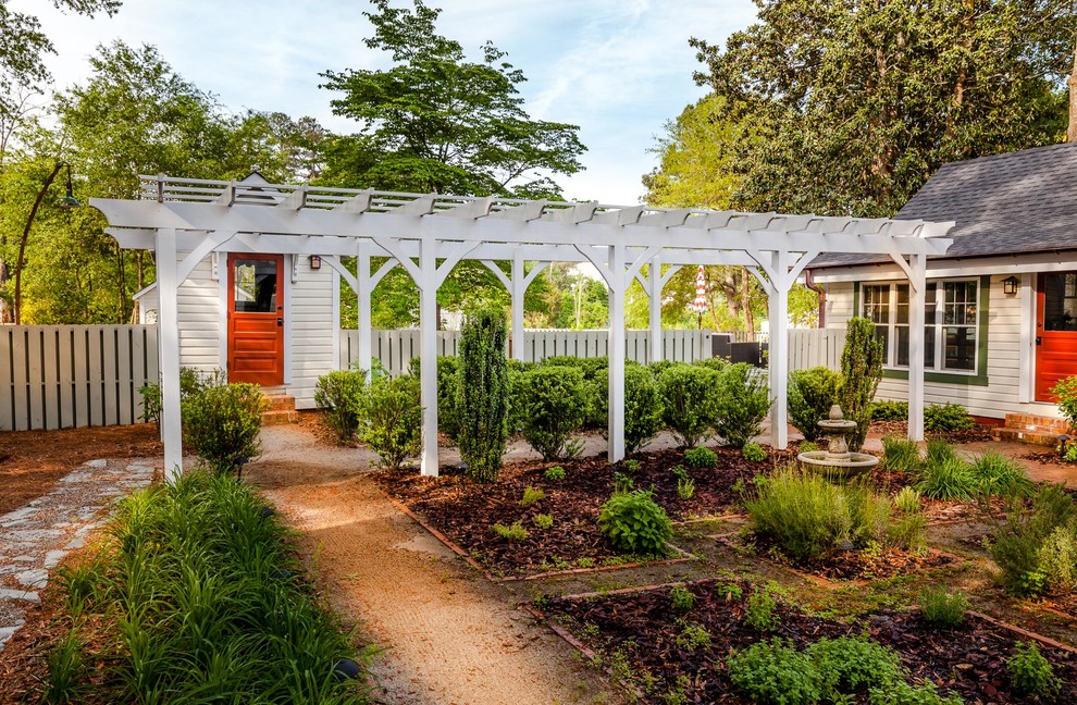 Свежая идея для дизайна: регулярный сад на заднем дворе в стиле кантри с с перголой - отличное фото интерьера