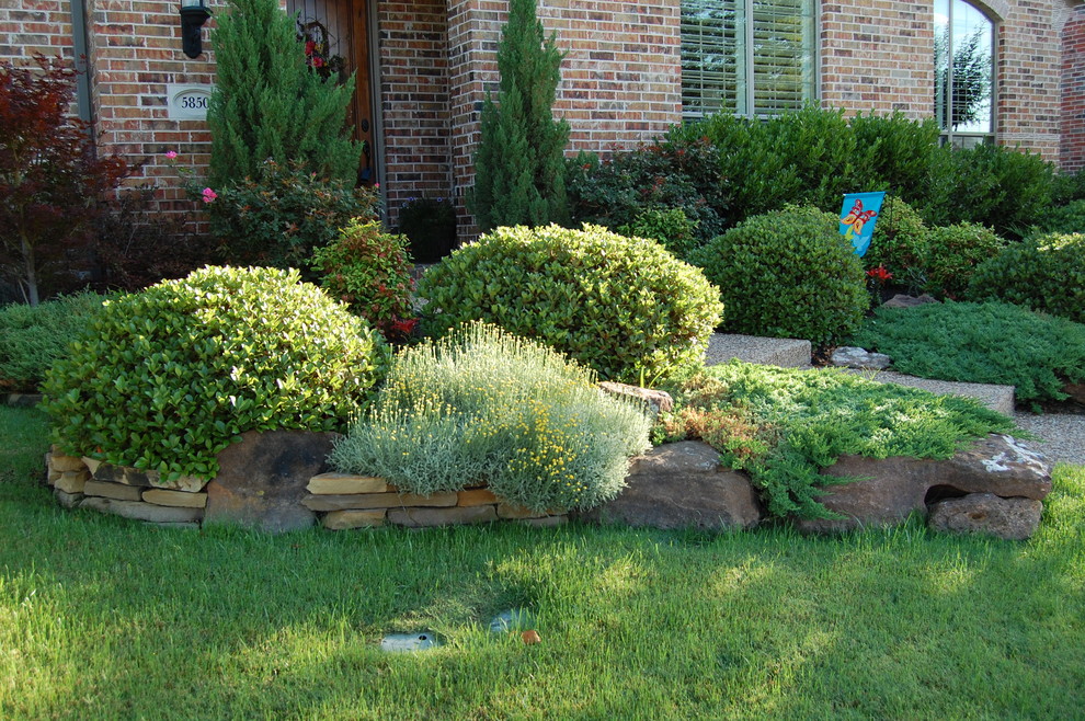 Kitchens Family Front Yard Klassisch Garten Dallas Houzz