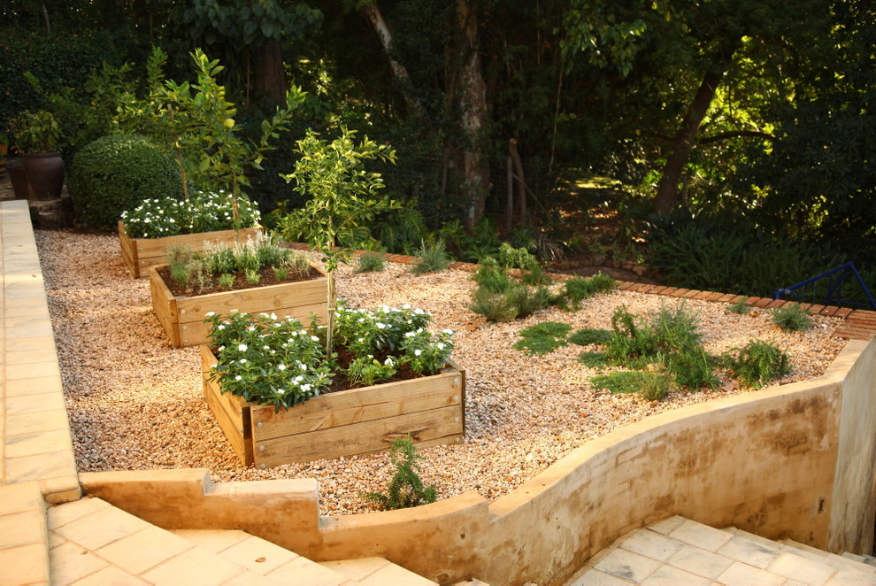 Medelhavsstil inredning av en trädgård, med en stödmur