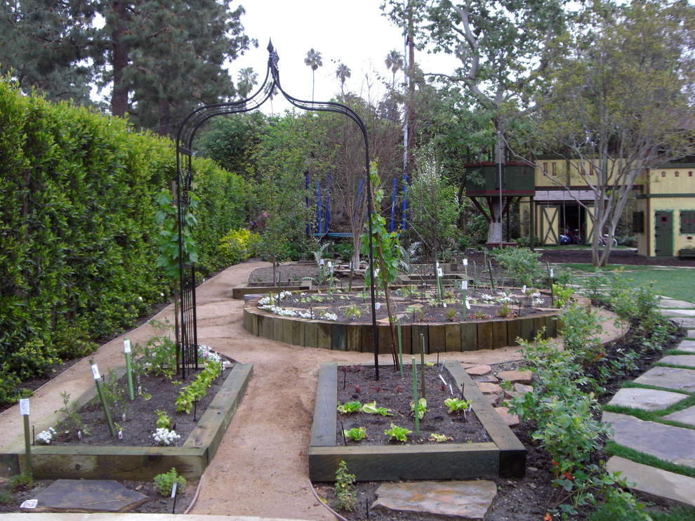 Photo of a mediterranean landscaping in Los Angeles.