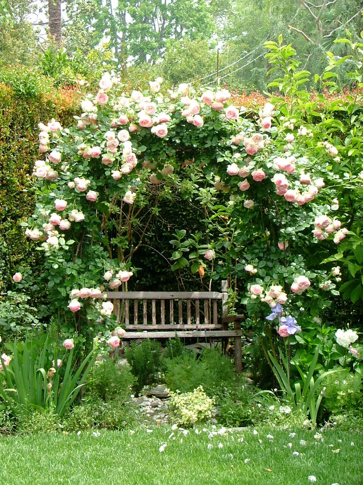 Свежая идея для дизайна: летний участок и сад на заднем дворе в стиле шебби-шик - отличное фото интерьера