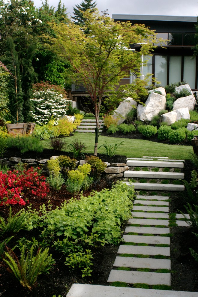 Cette image montre un jardin design avec des pavés en béton.