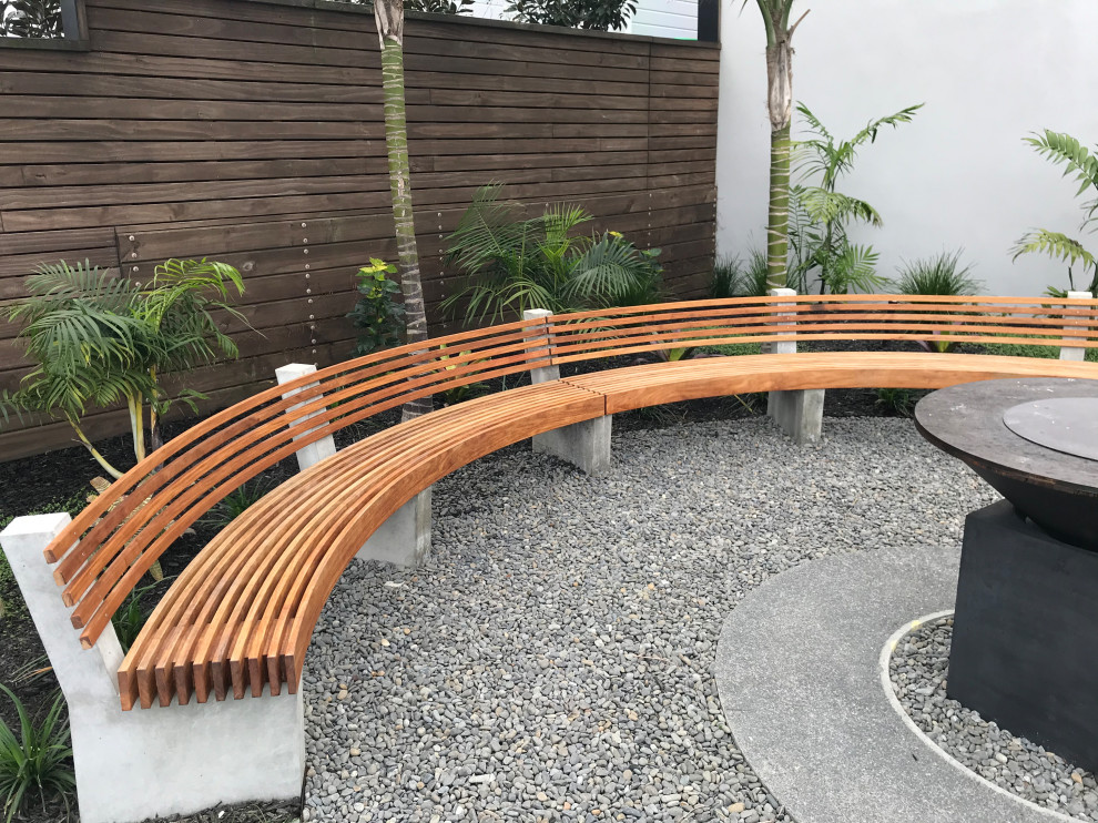Mittelgroßer Moderner Garten hinter dem Haus mit Feuerstelle und direkter Sonneneinstrahlung in Auckland