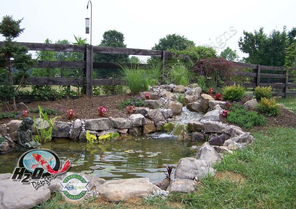 Idées déco pour un grand jardin arrière classique avec un bassin, une exposition ensoleillée et un paillis.