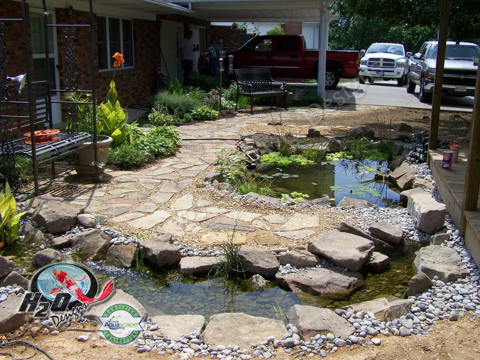 Inspiration pour un grand jardin arrière traditionnel avec un bassin, une exposition ensoleillée et des pavés en pierre naturelle.