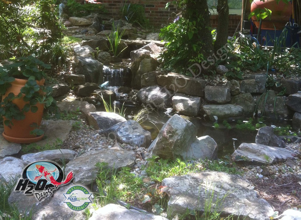 Esempio di un grande laghetto da giardino chic esposto in pieno sole dietro casa con pavimentazioni in pietra naturale
