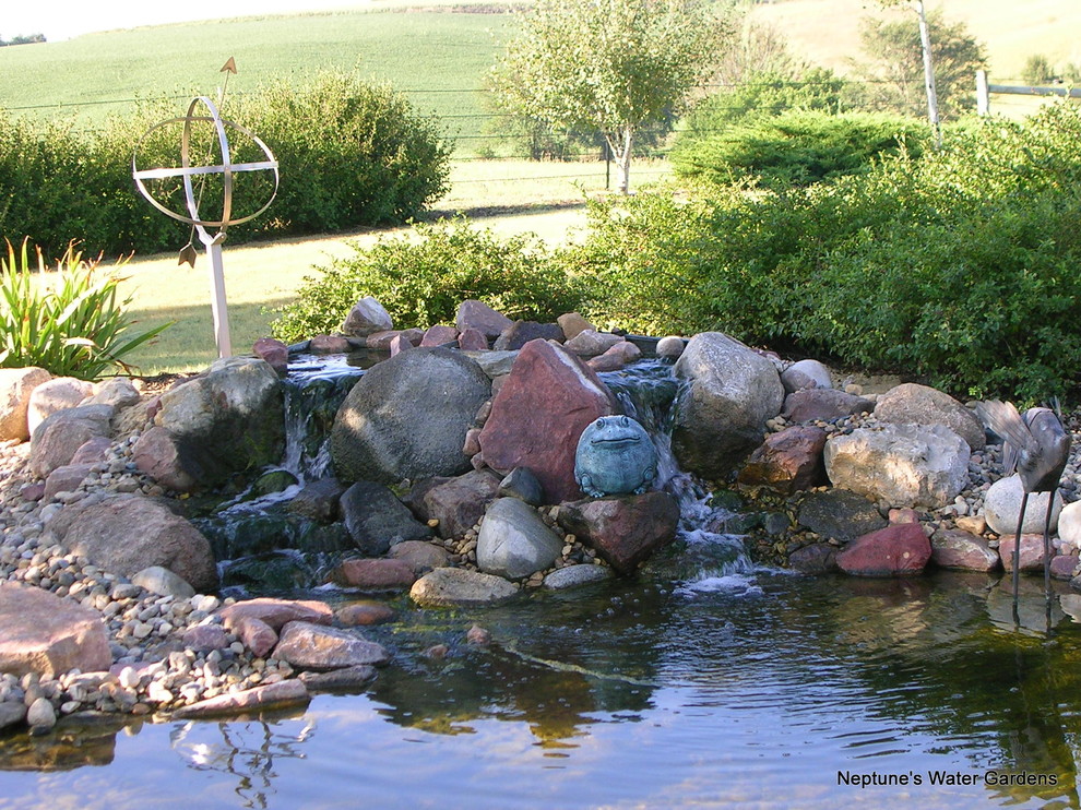 На фото: большой садовый фонтан в стиле рустика
