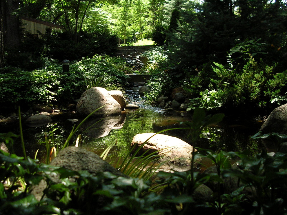 Réalisation d'un grand jardin chalet avec un point d'eau.