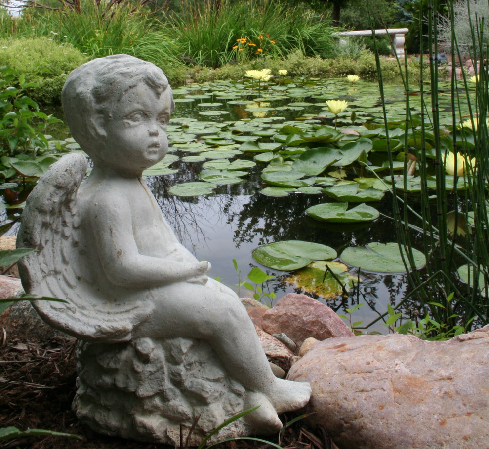 На фото: большой садовый фонтан в стиле рустика с