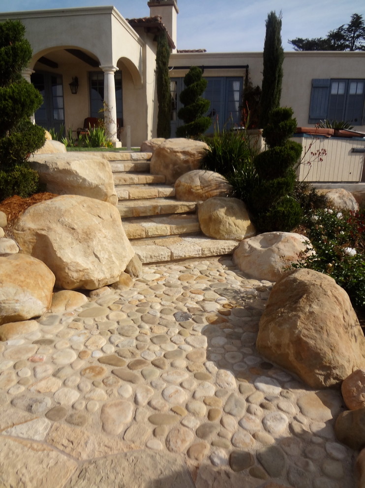 Ejemplo de camino de jardín mediterráneo grande en patio delantero con exposición total al sol y adoquines de piedra natural