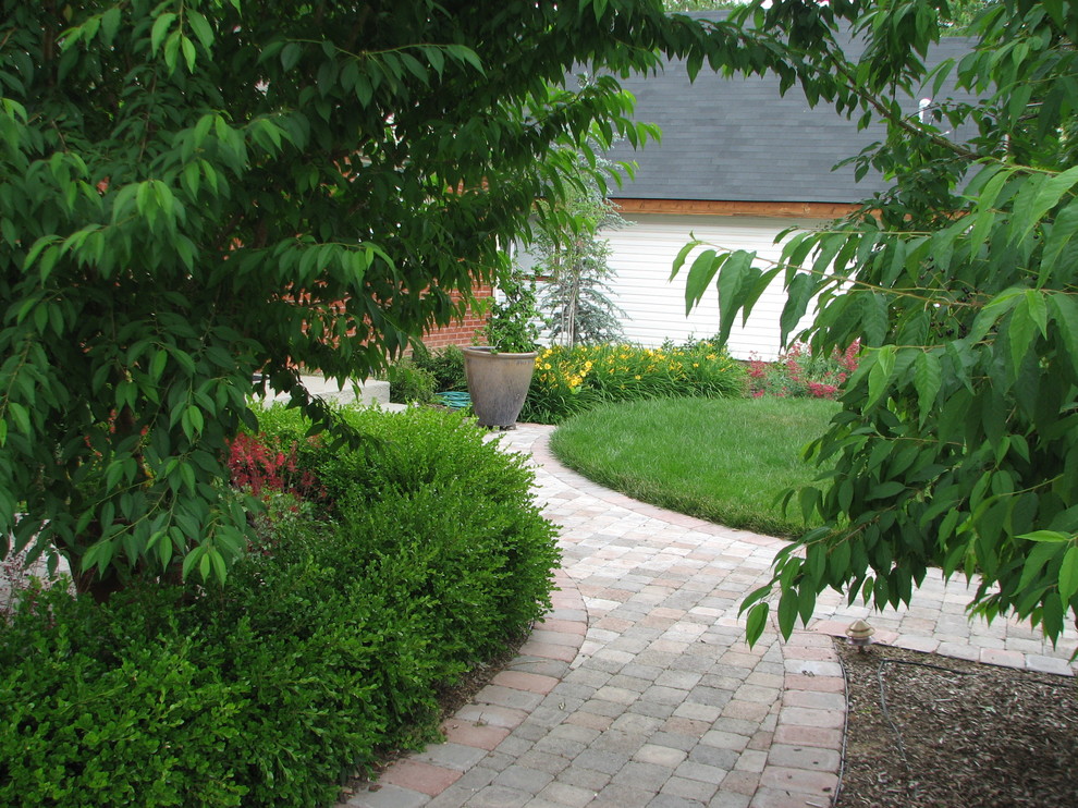 Foto di un giardino tradizionale di medie dimensioni e davanti casa con pavimentazioni in cemento