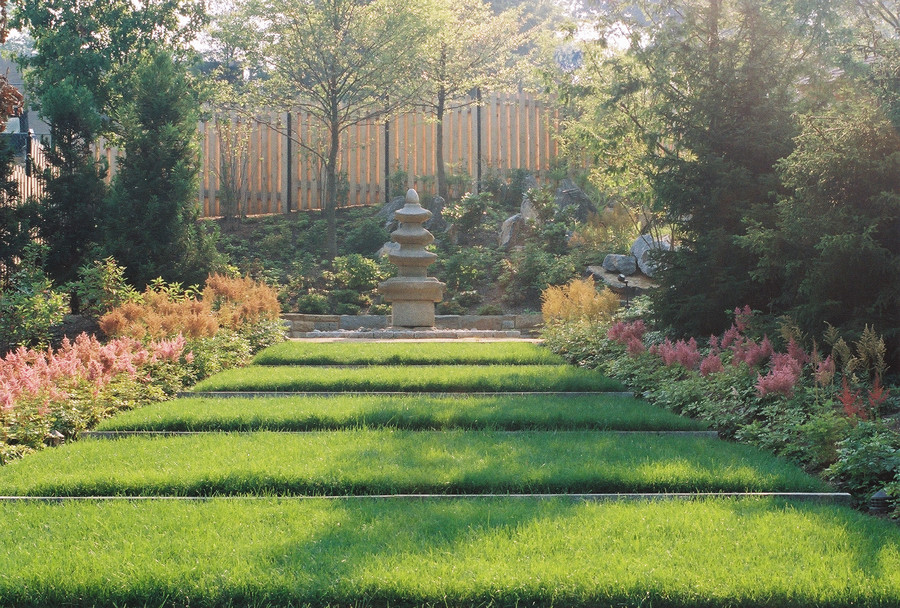 Großer, Geometrischer, Halbschattiger Asiatischer Garten in Washington, D.C.