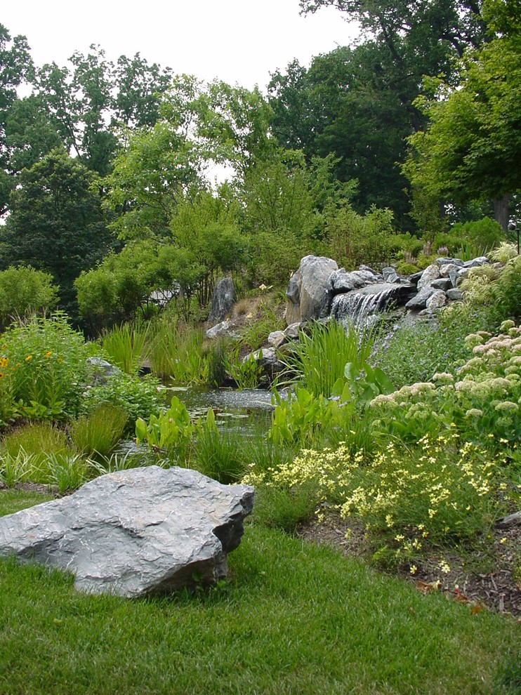 Пример оригинального дизайна: большой садовый фонтан в восточном стиле с полуденной тенью