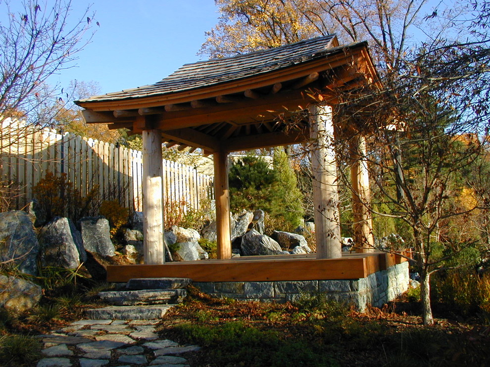 Idée de décoration pour un grand aménagement d'entrée ou allée de jardin asiatique avec une exposition partiellement ombragée et des pavés en pierre naturelle.