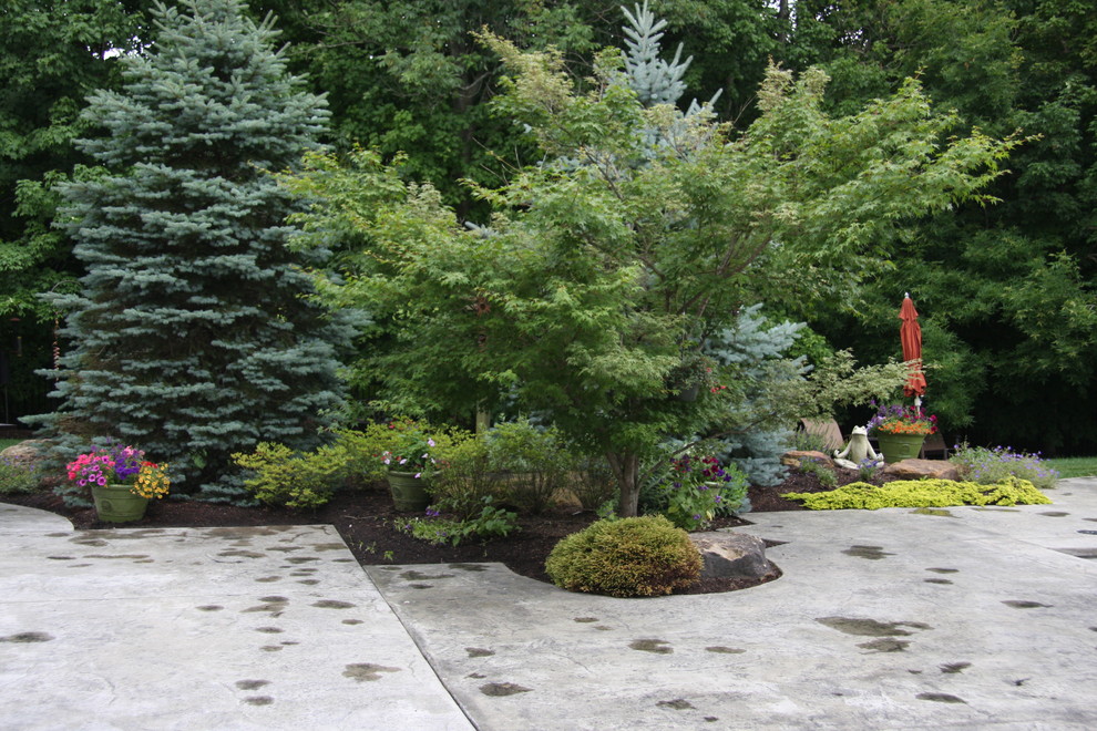 インディアナポリスにあるトラディショナルスタイルのおしゃれな庭の写真