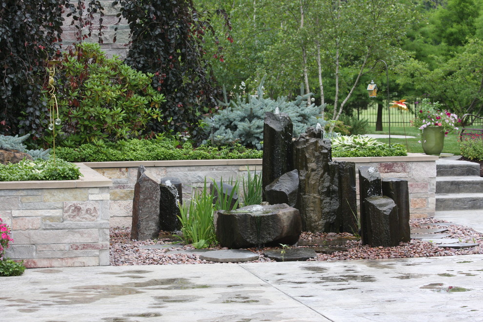 Imagen de jardín de estilo americano en verano con fuente
