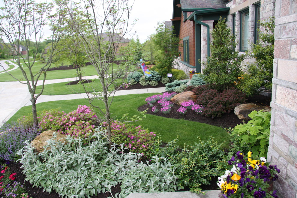 Foto di un giardino stile americano di medie dimensioni e davanti casa con un ingresso o sentiero e pavimentazioni in cemento