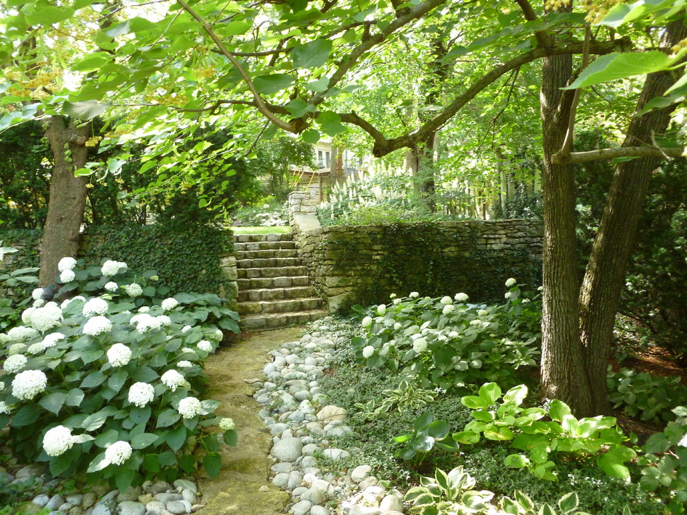Foto di un giardino tradizionale in cortile con scale