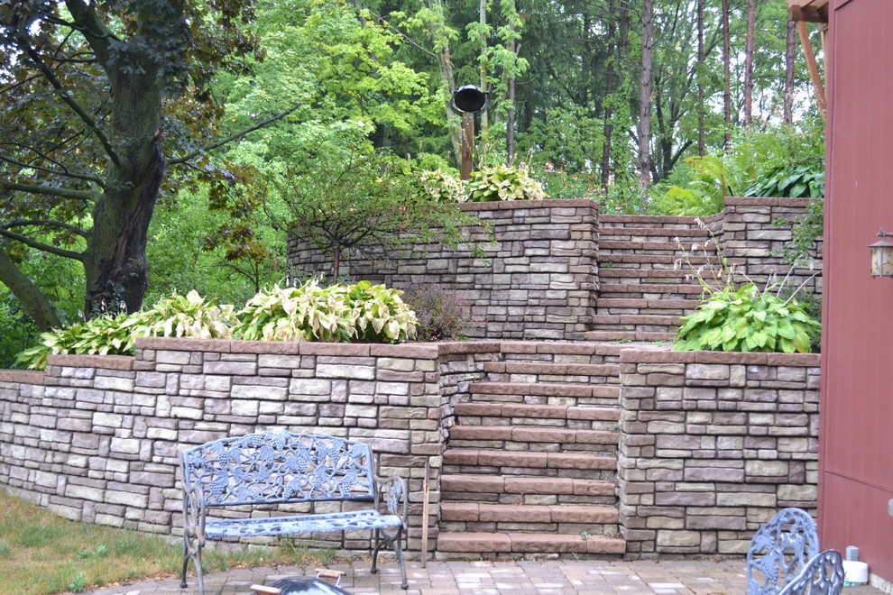 Aménagement d'un jardin arrière montagne de taille moyenne et l'été avec un mur de soutènement, une exposition ombragée et des pavés en brique.
