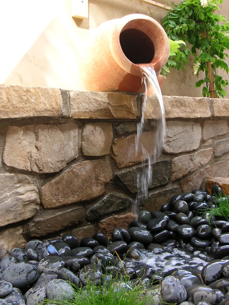 デンバーにある地中海スタイルのおしゃれな庭の噴水の写真