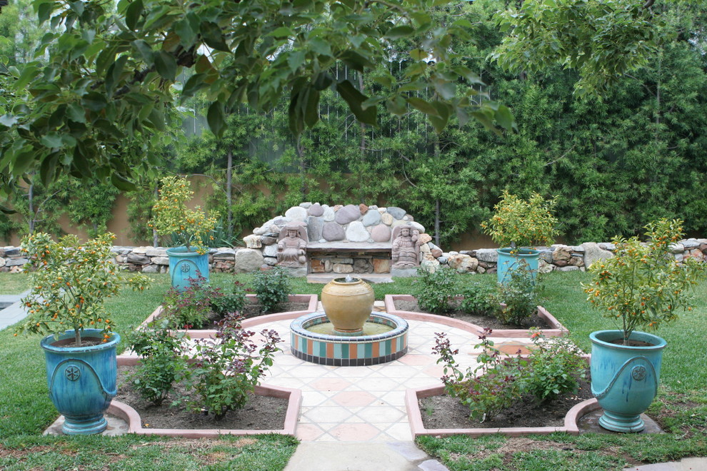 Idee per un ampio giardino xeriscape mediterraneo esposto a mezz'ombra nel cortile laterale in primavera con un giardino in vaso e pavimentazioni in cemento