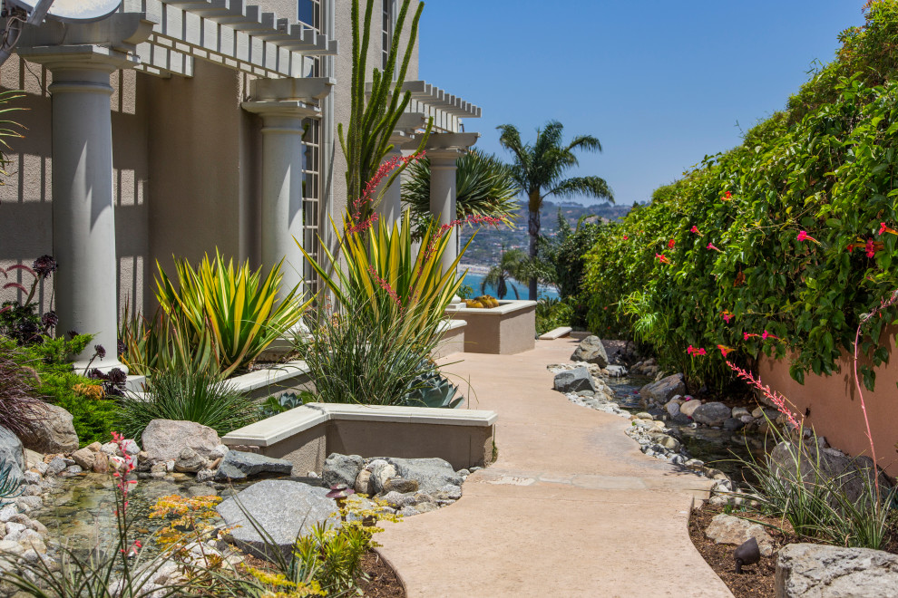 Idee per un giardino stile marino esposto a mezz'ombra di medie dimensioni e in cortile in estate con sassi di fiume