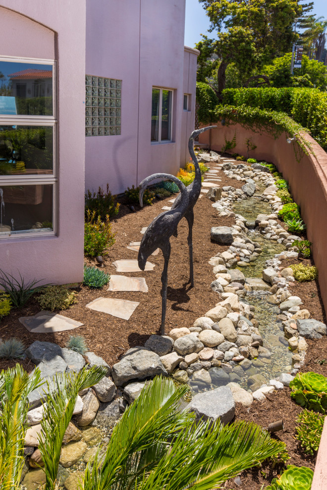 Mittelgroßer, Halbschattiger Maritimer Garten im Innenhof im Sommer mit Flusssteinen in San Diego