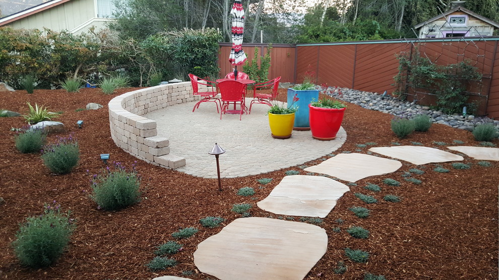 Esempio di un giardino xeriscape mediterraneo esposto in pieno sole di medie dimensioni e davanti casa con pavimentazioni in cemento
