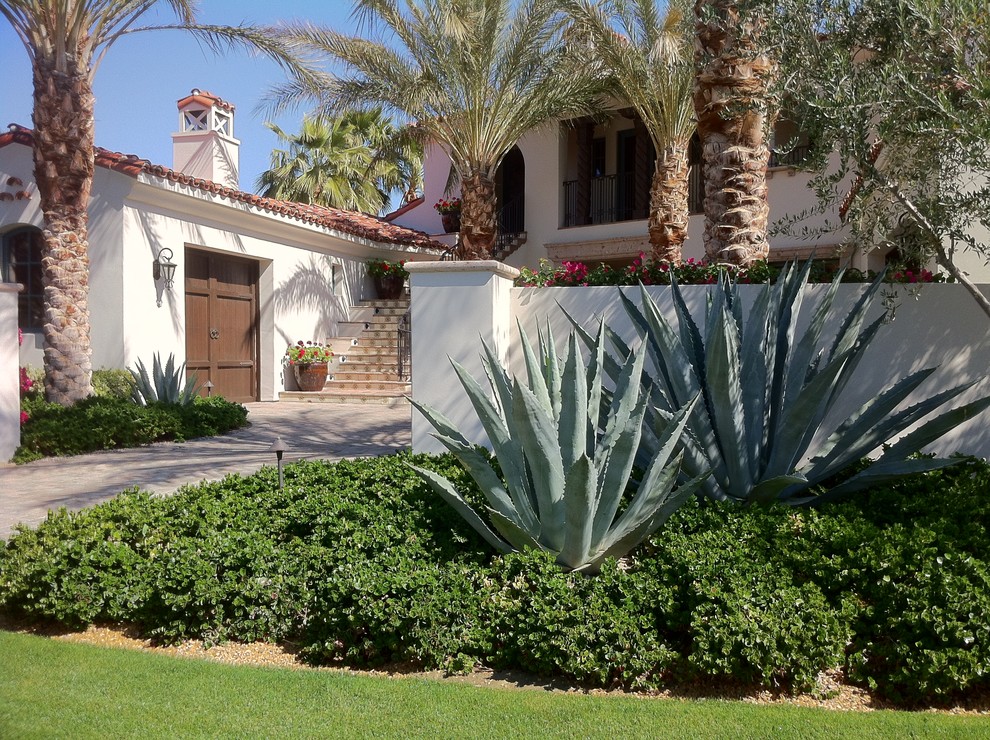 Inspiration for a mediterranean landscaping in Los Angeles.