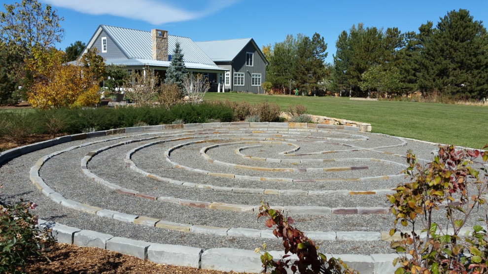 Geometrischer, Geräumiger Moderner Garten hinter dem Haus mit Steindeko, direkter Sonneneinstrahlung und Natursteinplatten in Denver