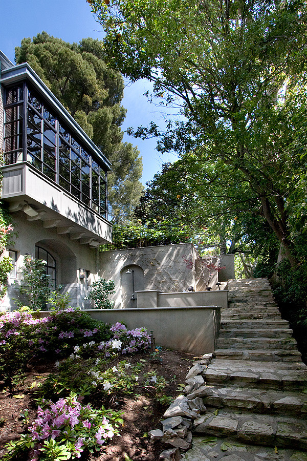 Inspiration for a traditional landscaping in Los Angeles.